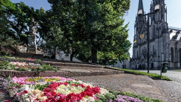 Krášlení sochy sv. Jana Nepomuckého
