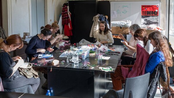 Sváteční vyšívání Veroničina šátku