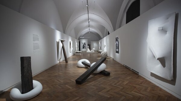 Maria Bartuszová: Malé prázdno plné malého nekonečného vesmíru