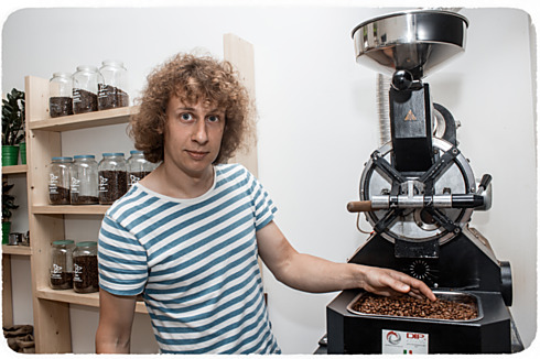 Tady probíhá přeměna čerstvé kávy na praženou. V Kikafe se rozhodli nepražit úplně na tmavo, ale hrají si se zrnem tak, aby z něj vytáhli to nejlepší, co má v sobě. 