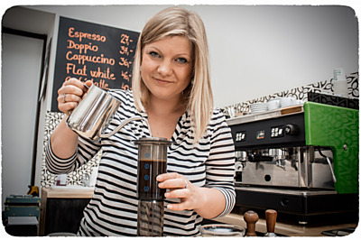 Kromě espressa můžete v pražírně Kikafe vyzkoušet i kávu připravenou alternativním způsobem.