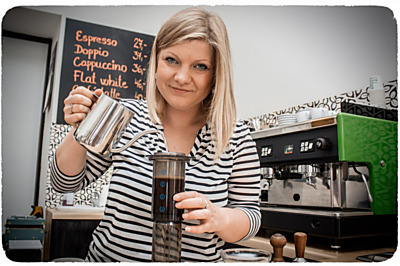 Kromě espressa můžete v pražírně Kikafe vyzkoušet i kávu připravenou alternativním způsobem.