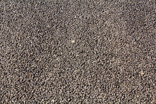 Díky pórovitému povrchu tichý asfalt tlumí hluk. Je ale potřeba se o něj starat mnohem více, než o běžný.