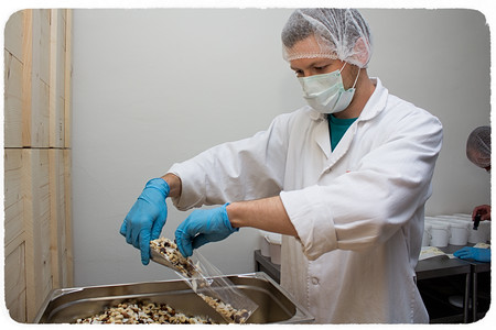 Oříšková másla do skleniček či kelímků, směsi zase pěkně pečlivě do sáčků.