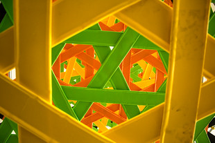 Tak schválně, poznáte, co je tohle za atrakci? Vypadá to jako trampolína, ale není to trampolína... ;-) Je to gumová prolézačka.