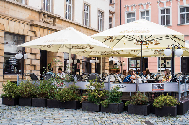 Posezení na zahrádce je oblíbené nejen mezi turisty, ale i mezi Olomoučany.