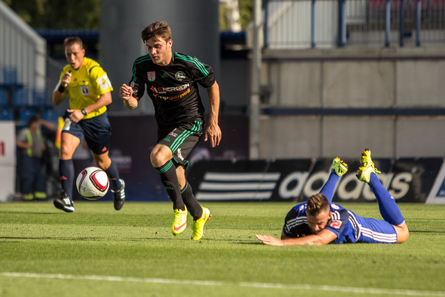Útočník Sigmy Olomouc Václav Vašíček na zemi po souboji s příbramským Kramešem.