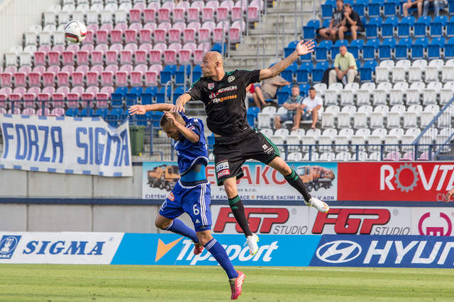 Roman Bednář v jednom ze svých vzdušných soubojů se záložníkem Jakubem Plškem