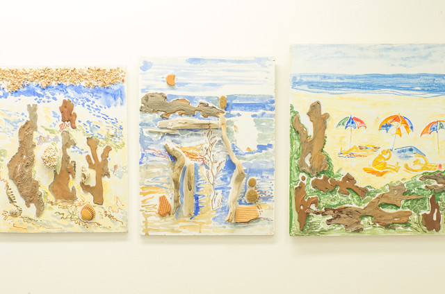 Tato díla vznikla během dovolené na Sardínii. Autorka pro svou asambláž použila materiály, které objevila přímo na pláži. 