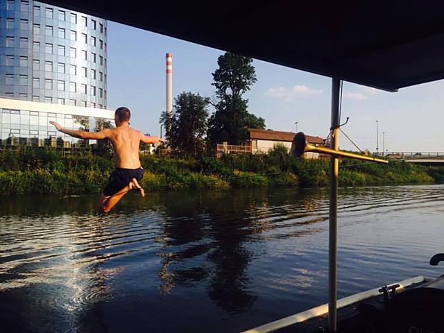 Kluci už trénují chůzi pře řeku Moravu. přijďte se podívat, jak to bude vypadat večer. 