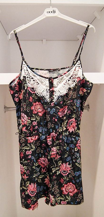 K overalu vypadají dobře i lodičky na vysokém podpatku. Pak v něm můžete vykročit i do společnosti.