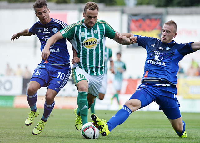 Sigma remizoval na Bohemce 1:1. Jan Navrátil s Urošem Radakovičem v souboji s Matúšem Mikušem.