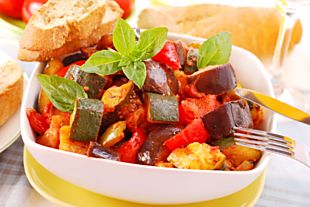 Letní francouzský pokrm z oblasti Nice - Ratatouille - grilovaná směs lilku, cukety, papriky a rajčat.