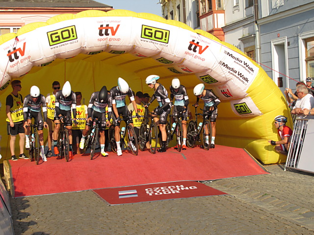 Profíci z Etixx - Quick Step i se Zdeňkem Štybarem a Petrem Vakočem se chystají na start týmové časovky. Tu v Uničově ovládli.