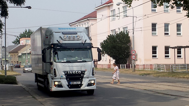 Podle policie je bezpečnější, když chodci přecházejí vozovku mimo přechod, než aby využili přechod, který není bezpečný. Policie ale ve svých úvahách možná podcenila sílu zvyku. Lidé v Hodolanech totiž přecházejí na místech zrušených přechodů a chovají se, jako by zrušené nebyly....