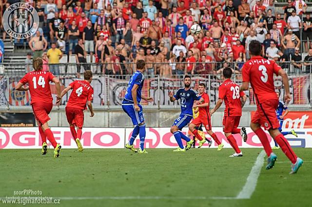 Olomoucký útočník Václav Vašíček se proti obraně Zbrojovky Brna tentokrát neprosadil.