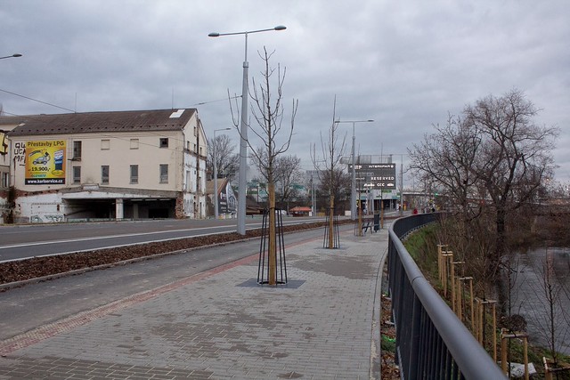 Nová cyklostezka se pod mostem mění v nezpevněnou cestu. Už brzy však bude kompletní. 