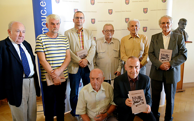 Publikaci Olomouc v roce 1968 napsal kolektiv deseti olomouckých historiků. Na snímku je osm z deseti autorů (zleva - horní řada) Miloslav Pojsl, Ladislav Daněk, Karel Konečný, Josef Bieberle, Milan Tichák, Miloš Čermák a (dolní řada zleva) František Všetička a Pavel Urbášek.