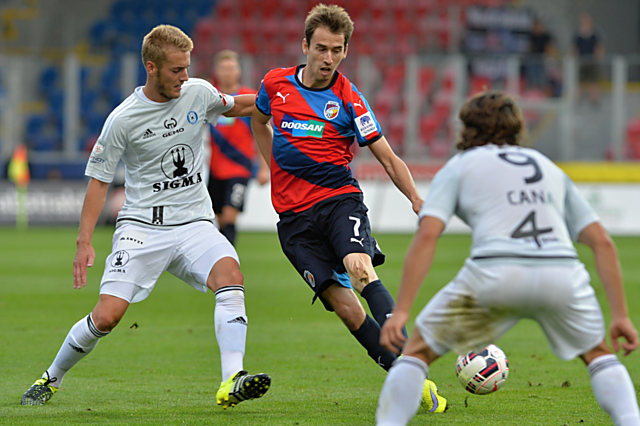 Tomáš Hořava bráněný Plškem a Canou.