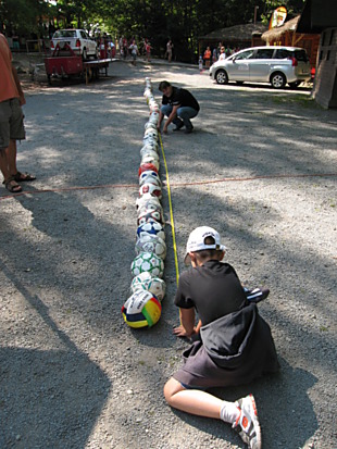 Had z 87 kopacích míčů, které se letos pro zvířata nasbíraly, se protáhl až na délku 18,14 metrů.