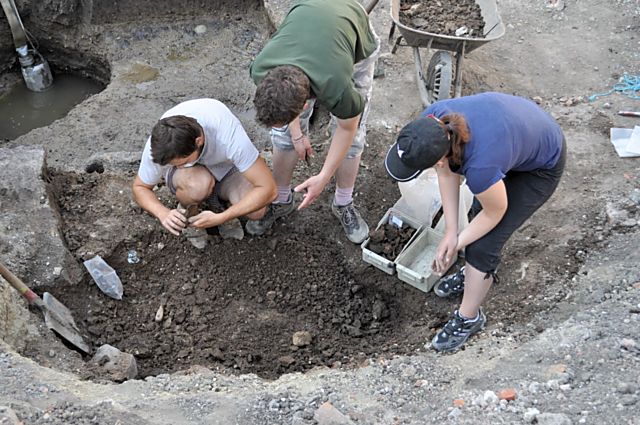 Preparace výplně jímky, která byla objevena v červenci v Sokolské ulici. 