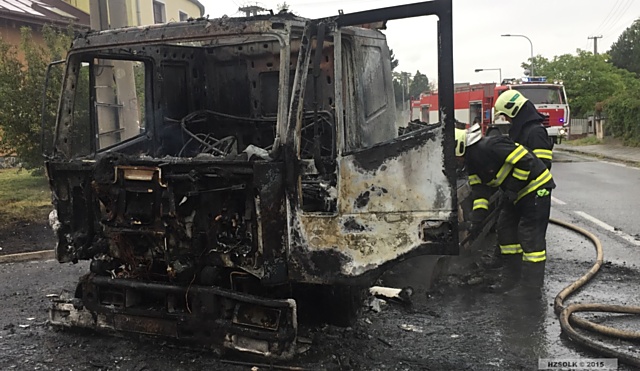 U Samotišek v úterý dopoledne shořel náklaďák. Z motorové části se plameny během chvilky rozšířili i na zbytek vozu.