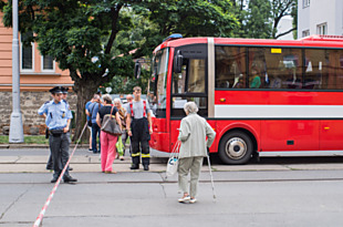 Pro lidi bydlící v okolí Masarykovy třídy přijel evakuační autobus. 