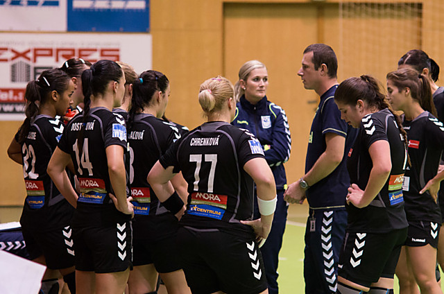 Trenér Zory Jan Bělka při time out, Lucie Fabíková u A-týmu Zory končí.