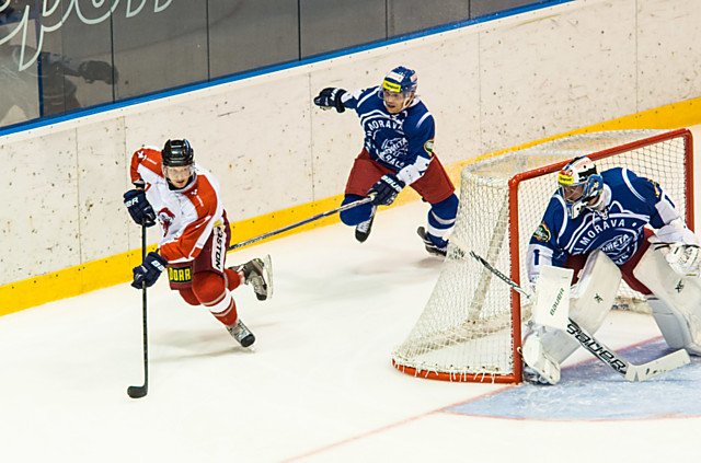 Miroslav Holec v týdnu podespal v HC Olomouc smlouvu a ve čtvrtek rozhodl utkání s Karlovými Vary.