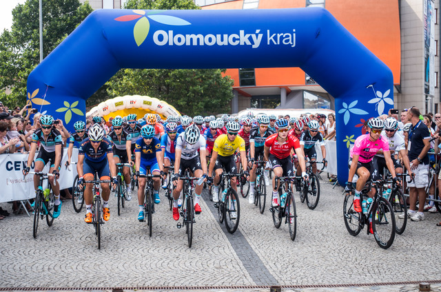 Start druhé etapy Czech Cycling Tour od RCO. V růžovém vpravo Zdeněk Štabar vedle v červeném Petr Vakoč. Leopold König třetí zleva v modrém dresu.