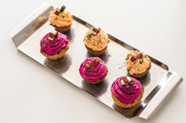 Dáte si zákusek? Lákavá nabídka, ale pozor: laskominy jsou určené pro pejsky.