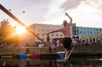 Po laně nad vodou. Horké léto přineslo i méně tradiční zážitky. Třeba happening u řeky.