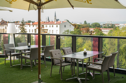 Součástí restaurace je i teráska s výhledem na historické centrum i Svatý Kopeček. Stejně jako celá restaurace je i teráska striktně nekuřácká.