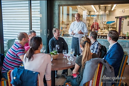 Pokud chcete vařit jako kuchař luxusní restaurace, můžete se přihlásit do některého z nabízených kurzů vaření. Vaří se ve dvojicích. Ta, která jídlo zvládne uvařit nejlépe, vyhrává.