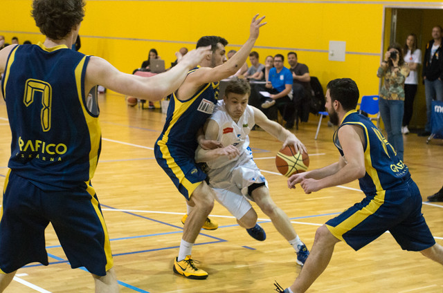 Luboš Moravec v nájezdu do opavské obrany v posledním utkání loňské sezóny.