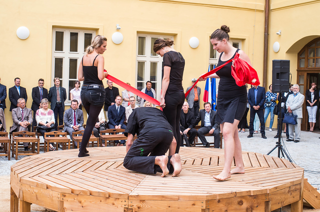 V budově se dříve hrávalo divadlo, na nádvoří je nyní umístěno malé pódium, které má sloužit zejména studentům dramaterapie.