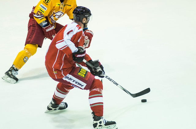 Obránce Mory Pavel Skrbek při útočném výpadu v utkání s Duklou Trenčín.