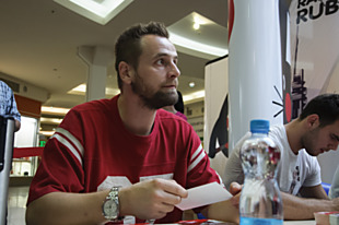 Pavel Skrbek na autogramiádě.