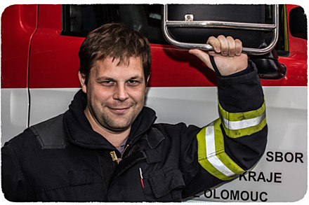 Už pět let pracuje Zdeněk Hošák jako mluvčí olomouckých hasičů. Mezi novináři je proslulý svými videozáběry, které jsou pořízené opravdu zblízka - z míst, kam by se žádný kameraman nikdy nedostal.