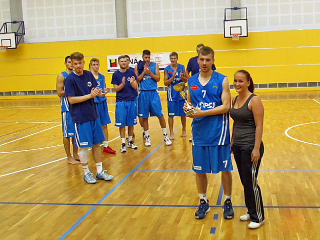 Kapitán Basketbalu Olomouc Luboš Moravec přebral pohár pro vítěze turnaje.