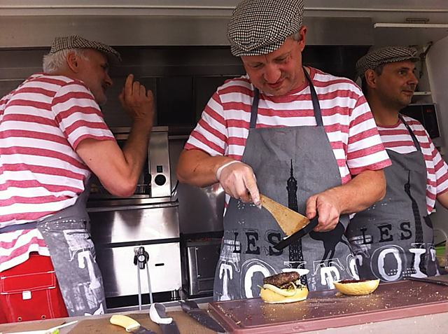 O občerstvení hráčů i kolemjdoucích se postará bistro Bonjour. každý den můžete ochutnat jiné francouzské speciality.