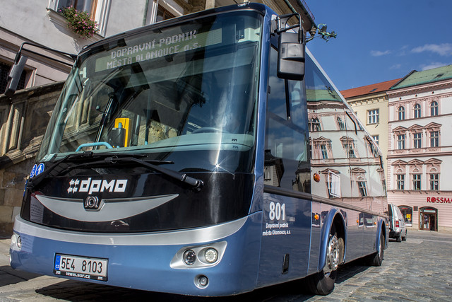 Navenek vypadá jako běžný autobus. Pohání ho ale elektřina.
