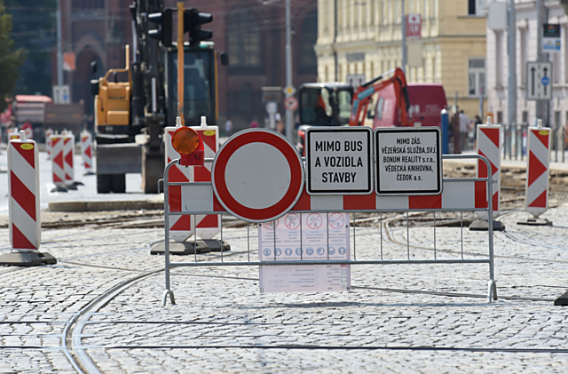 Tramvaje se vrátí v pondělí. Auta v obou směrech až na konci září.