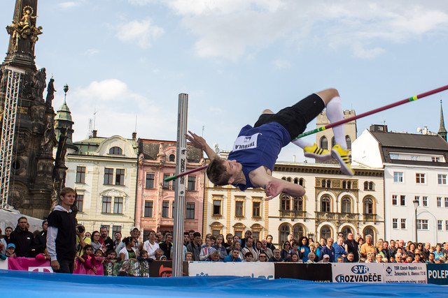 Diváci na Horním náměstí v Olomouci sledují pokus vítkovického výškaře Martina Trybuly.