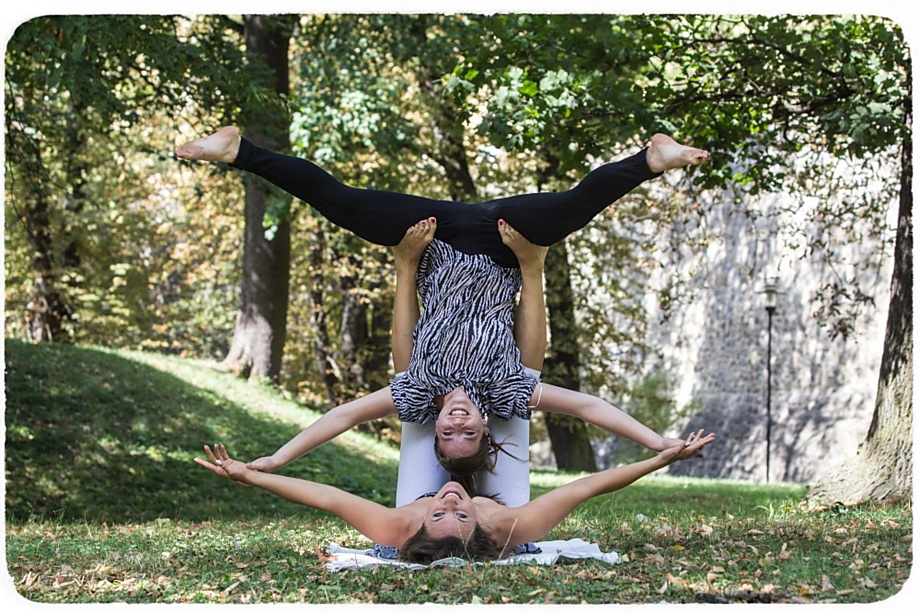 Někdy acrojóga holkám převrátí svět doslova vzhůru nohama. I tak se ale ještě dokáží usmívat. Je vidět, že na tom vyplavování hormonu štěstí opravdu něco bude.
