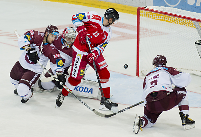 Úvodní trefa Sparty. Slovinec Robert Sabolič překonává bezmocného Tomáše Vošvrdu, která ale jinak v O2 areně pochytal minimálně dalších pět tutovek Sparty.