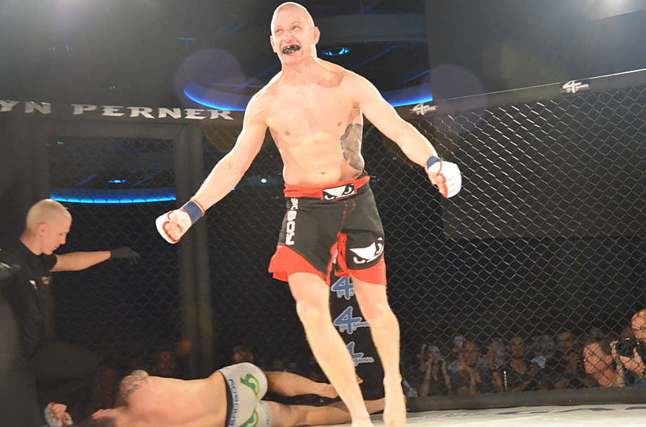 Takhle se z vítězství radoval domácí fighter Roman Procházka.