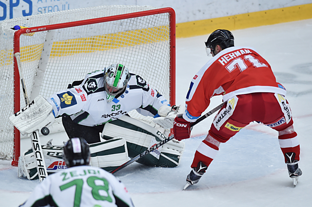 Jakub Herman neproměňuje obrovskou šanci Mory v první třetině duel BK Mladá Boleslav - HC Olomouc.