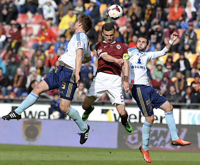 Hlavičkový souboj mezi Sparťanem Lafatou a Sigmáky Dreksou a Zahradníčkem z utkání 28. kola předloňského ročníku. Ustráží obrana sparťanského zabijáka?