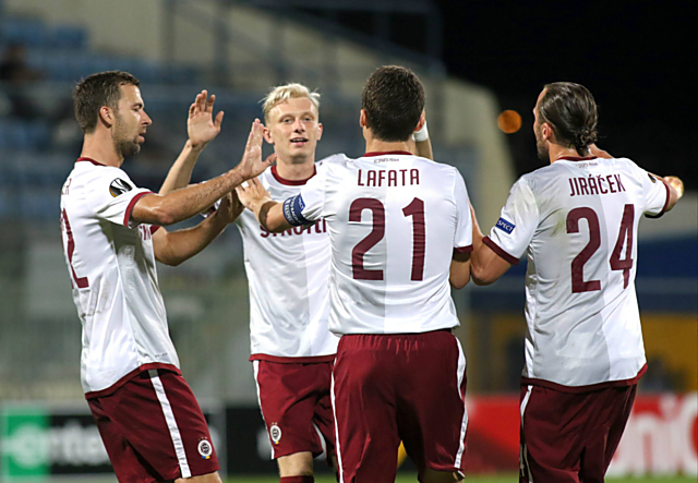 Sparta se raduje z gólu v Tripolisu. Nakonec byla ale zklamaná z bodu a zlobila se na rozhodčí.